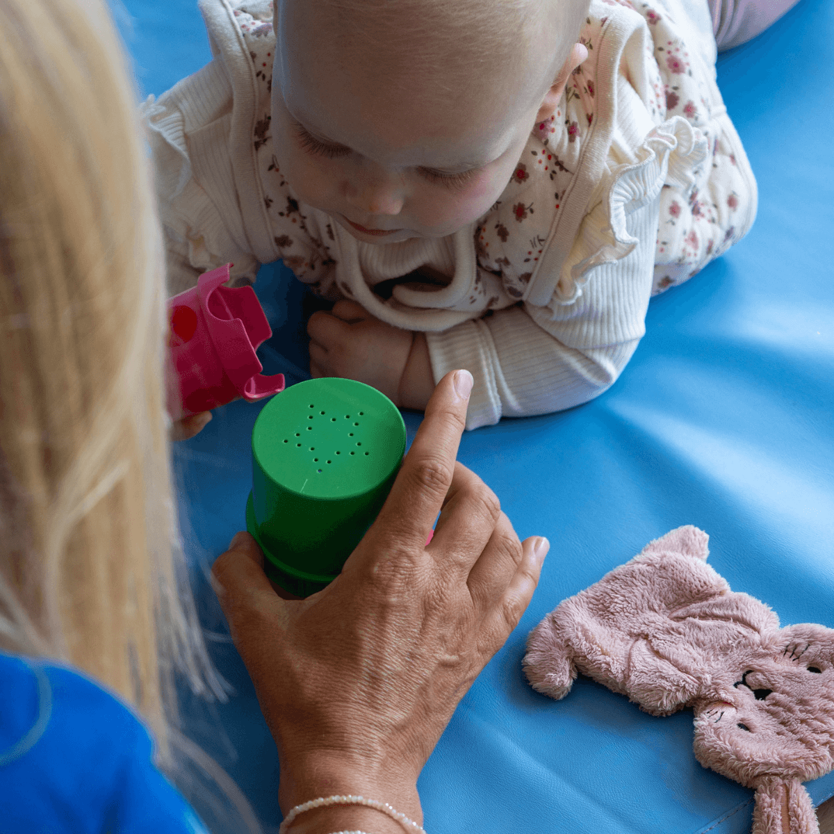 Behandeling fysiotherapie baby blokken op mat