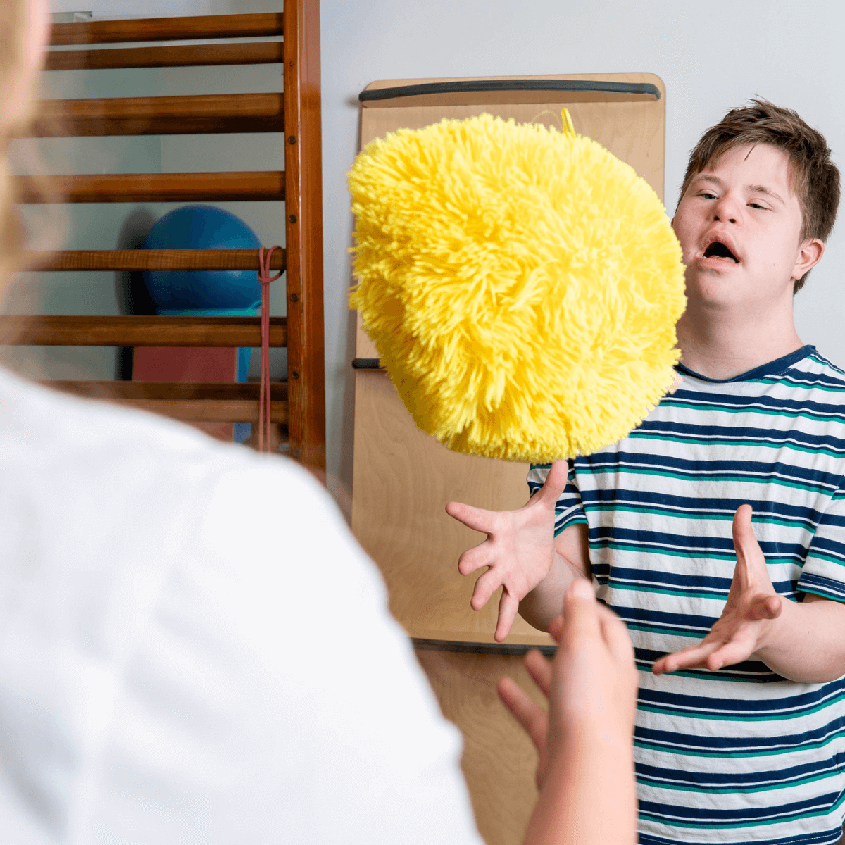 Behandeling Fysiotherapie en Kinderfysiotherapie Bronzwaer mensen met een beperking oefening bal