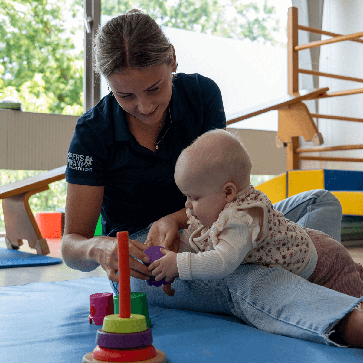Bronzwaer Fysiotherapie en Kinderfysiotherapie behandeling baby grijpen en pakken