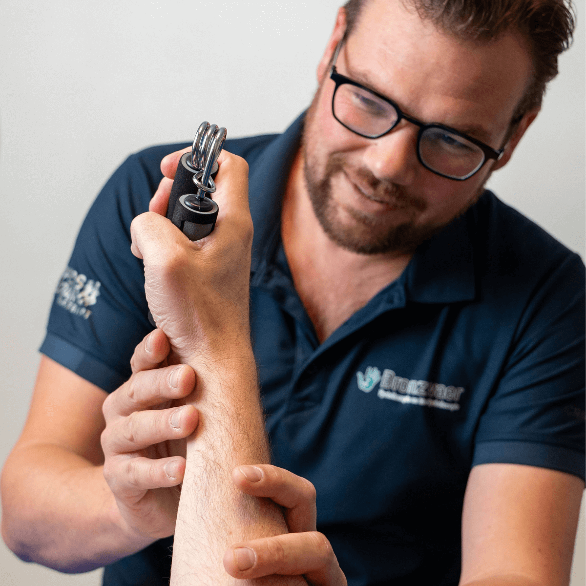 Bronzwaer Fysiotherapie en Kinderfysiotherapie behandeling handtherapie oefening bal