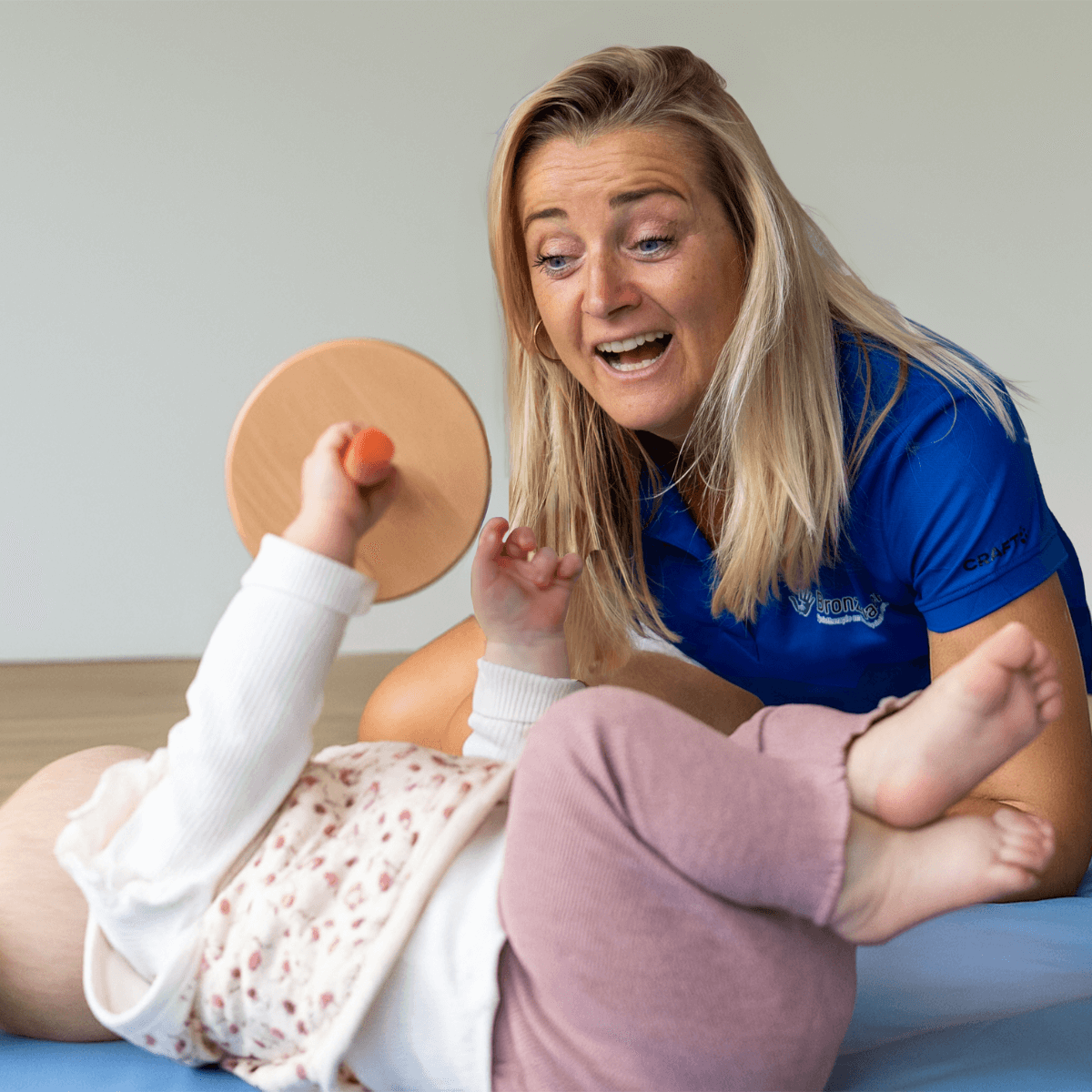 Fysiotherapie en Kinderfysiotherapie Bronzwaer behandeling baby speelgoed