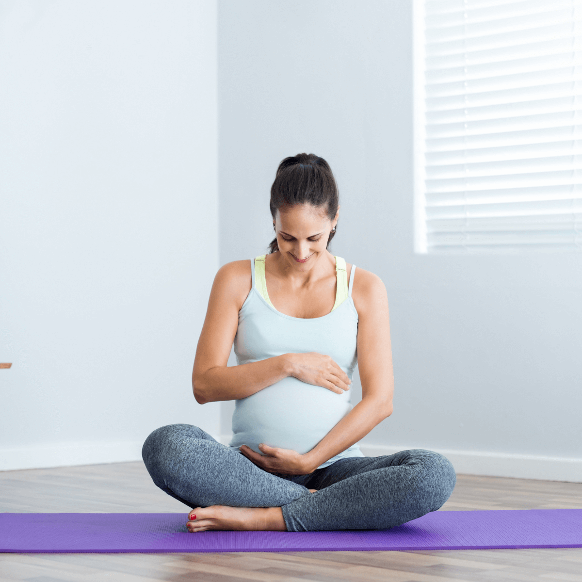 zwangere vrouw zwangerschapsgym en hersteltraining