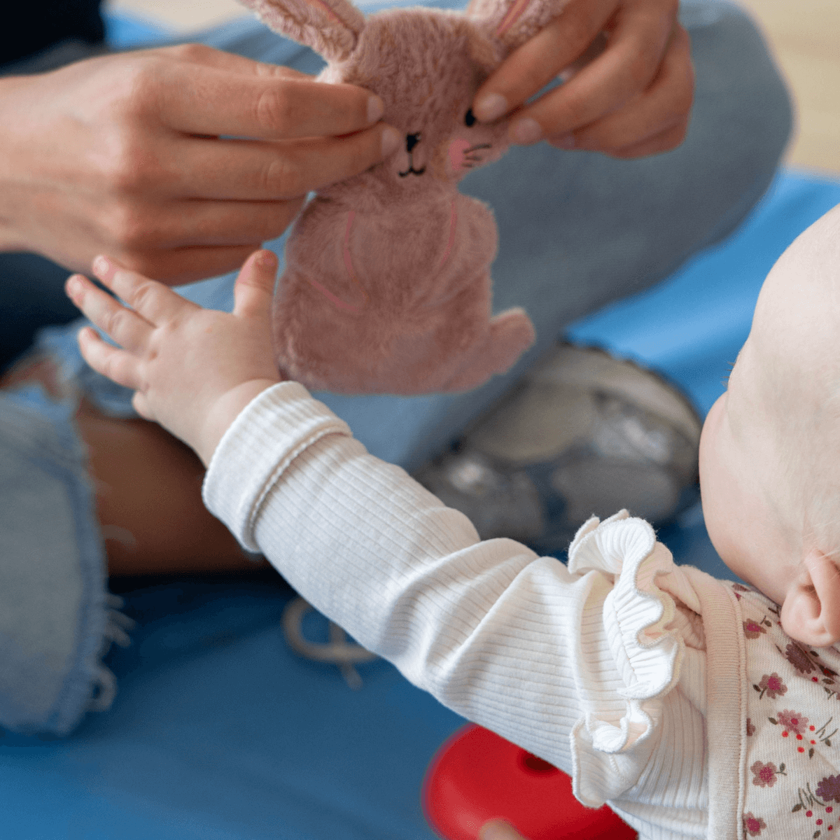 Bronzwaer Kinderfysiotherapie behandeling baby knuffel