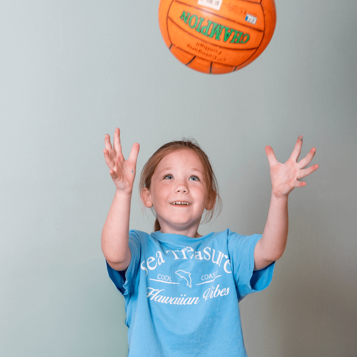 Bronzwaer Kinderfysiotherapie behandeling bal gooien
